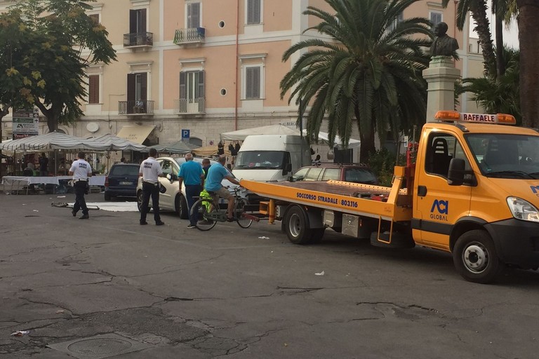 Rimozione auto in piazza Plebiscito