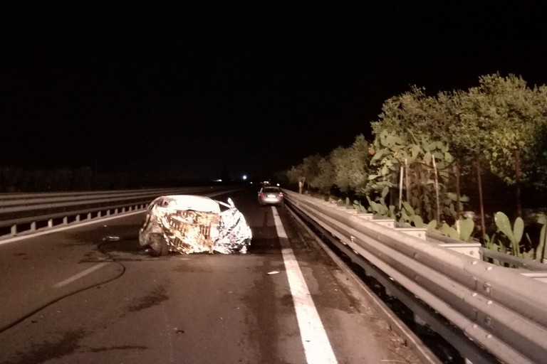 Trani, incidente stradale: tre morti carbonizzati Trani, incidente stradale: tre morti carbonizzati