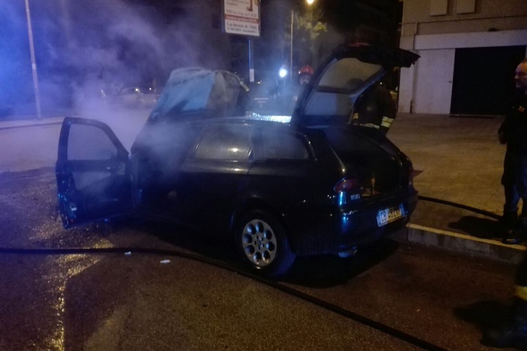 Auto in fiamme di un agente di Polizia