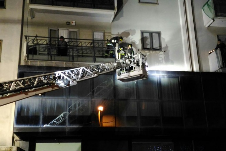 Cornicione pericolante in via De Gennaro