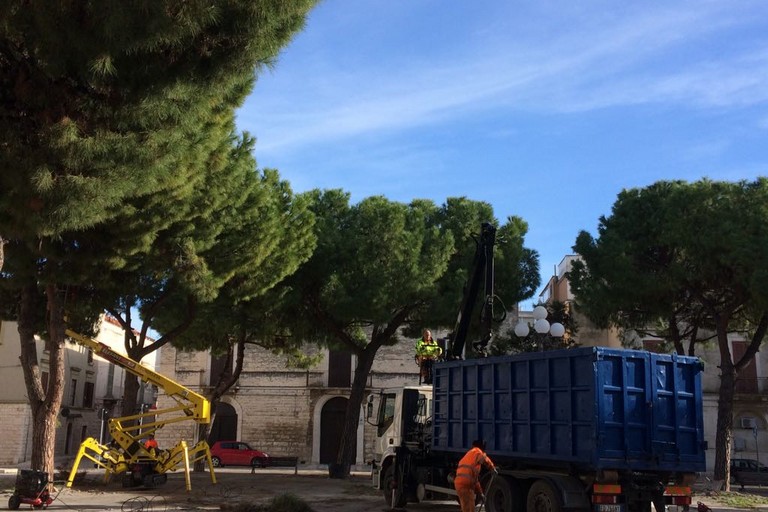 Operai a lavoro in Piazza Sant'Agostino