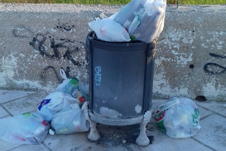 Cestino pieno di rifiuti a Mongelli