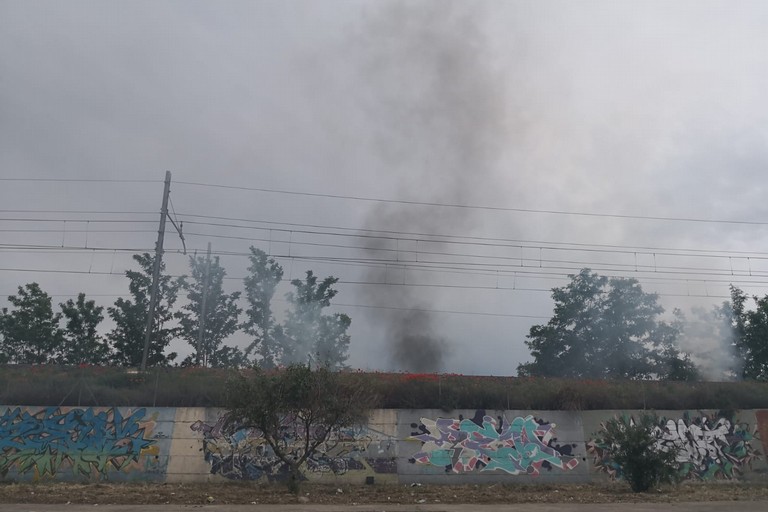 Incendio vicino la ferrovia Incendio vicino la ferrovia