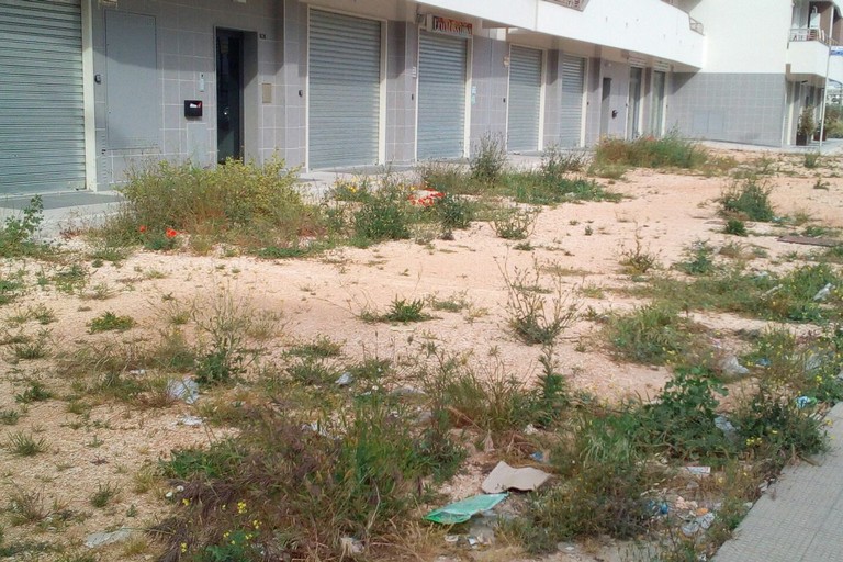 Erba incolta in via Superga