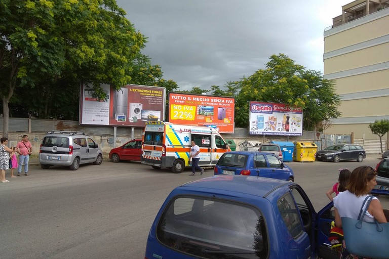 Auto contro auto in via Falcone