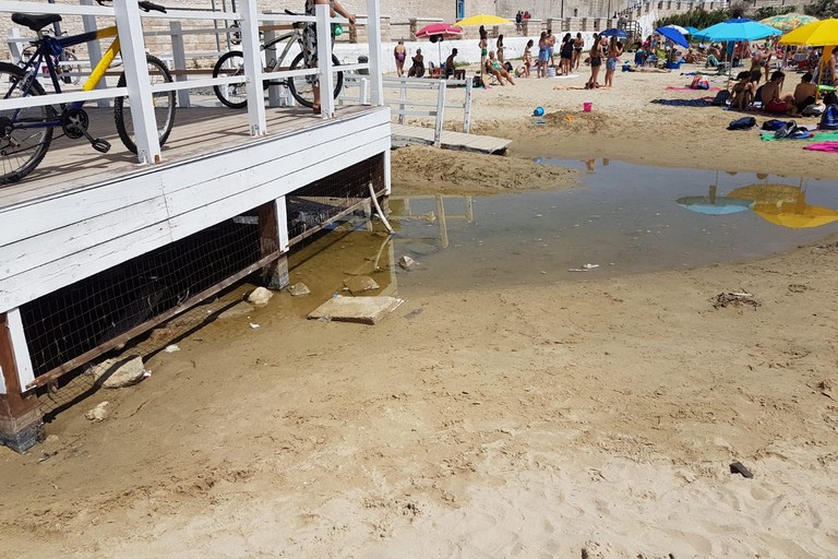 Spiaggia di Colonna, la fogna trabocca e il liquame finisce in mare: la denuncia di Barresi