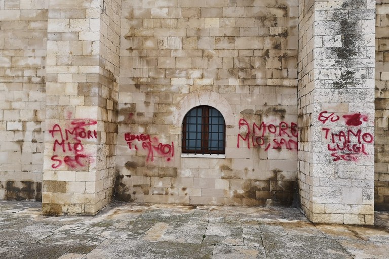 Scritte rosse sulla parete della cattedrale