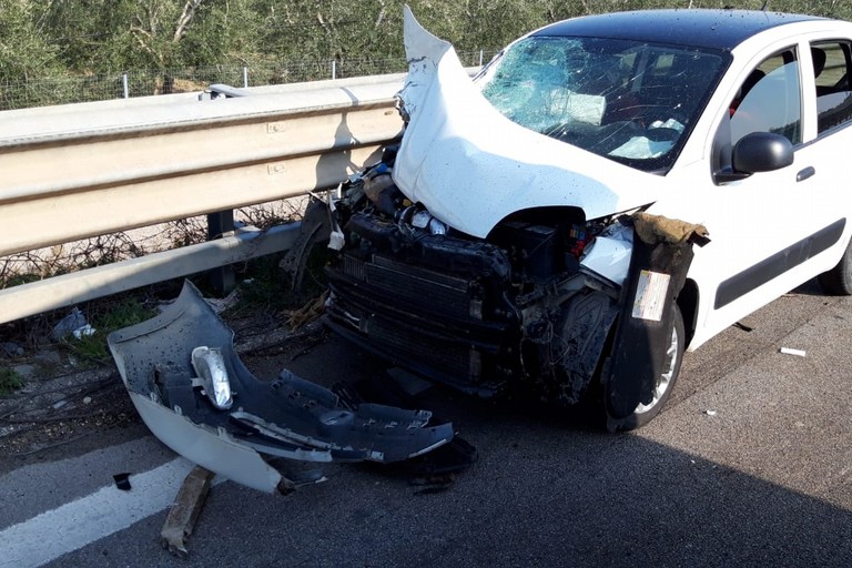 auto finisce contro trattore sulla 16bis per schivare un sorpasso incidente all altezza di trani boccadoro