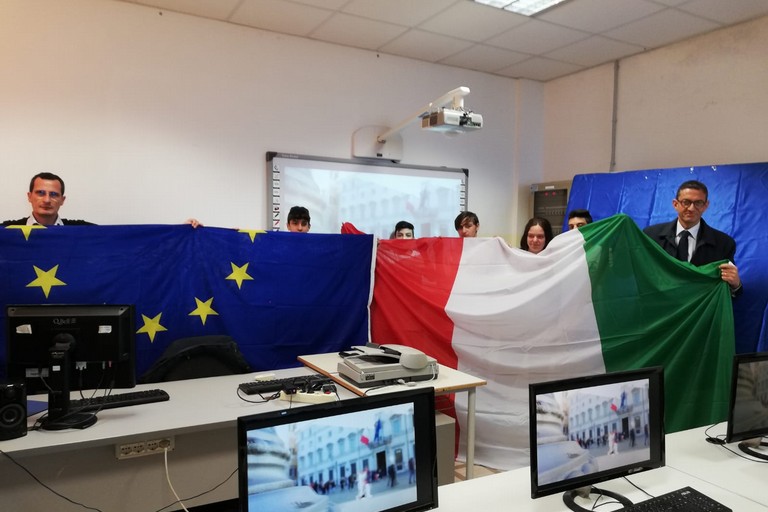 Consegna bandiere nelle scuole