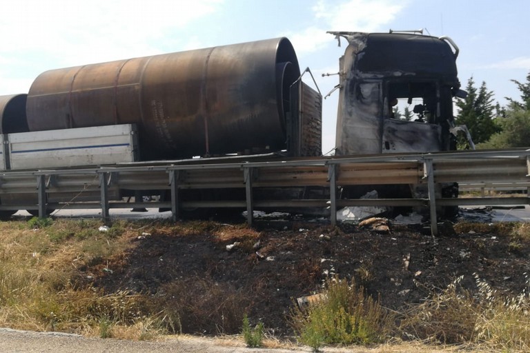 Autocarro bruciato