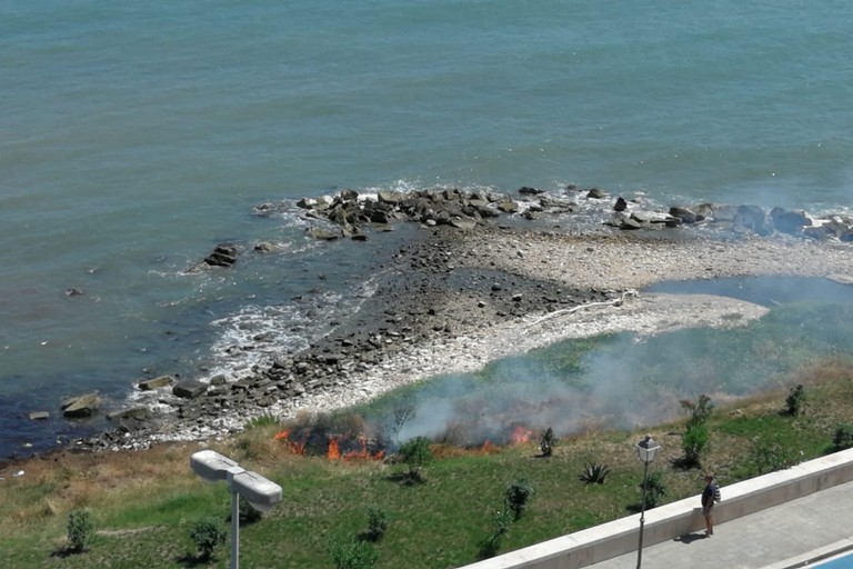 Incendio sul lungomare