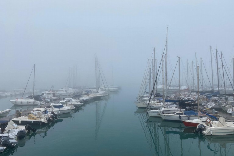 Porto immerso nella nebbia