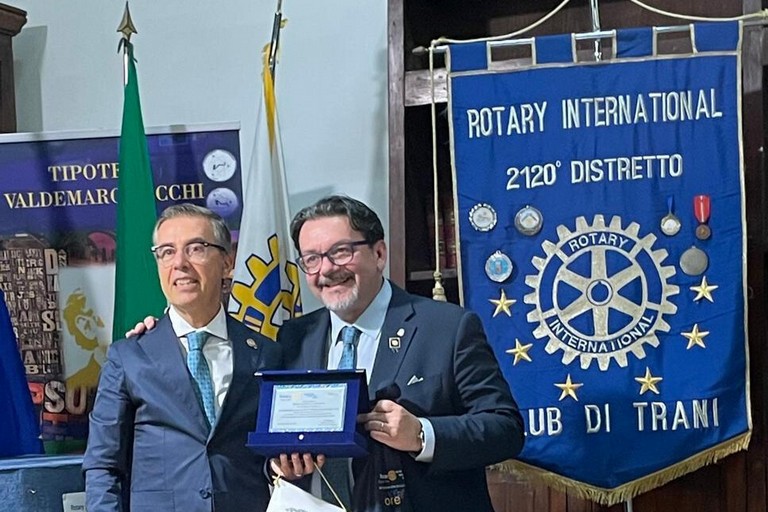 Il presidente del Rotary Club Trani dott. Giuseppe Papagno e il governatore distrettuale dott. Antonio Braia. <span>Foto Adriana Fabrizio</span>