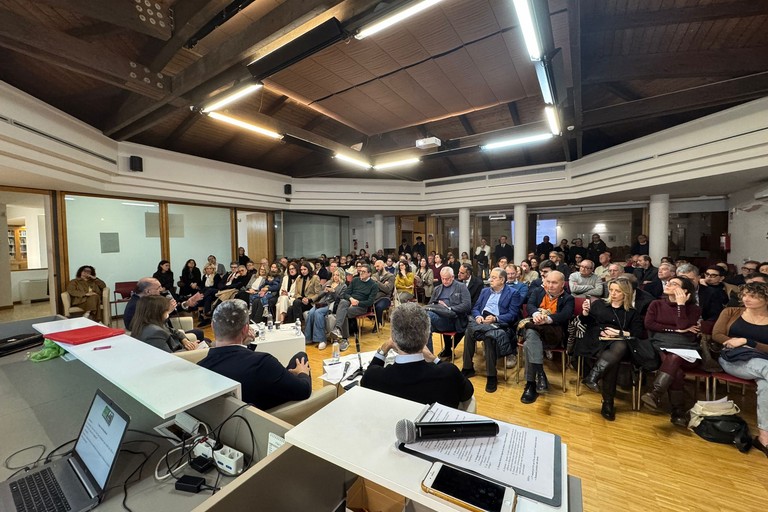 dibattito pubblico in biblioteca sulle ragioni del sì e del no al referendum (13 marzo 2026). <span>Foto Tonino Lacalamita</span>