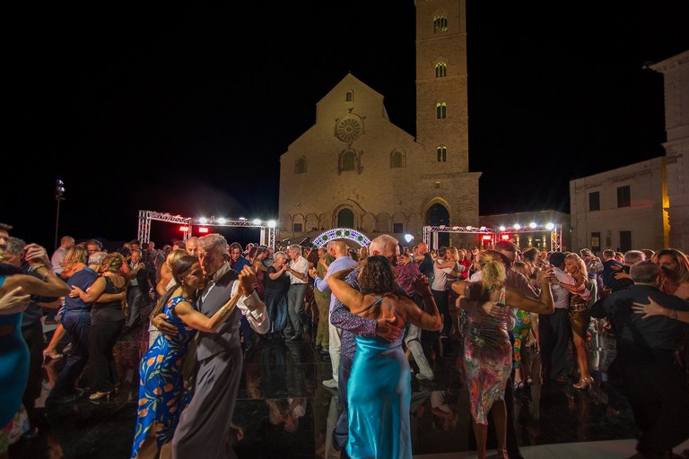 Prima milonga del XIII international Trani Tango in piazza Duomo