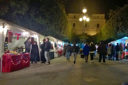 Mercatini di Natale in piazza della Repubblica. <span>Foto Maria Scoccimarro</span>